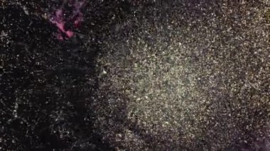 Soyut sıvı sanat arka planı, metalik parlak mor turkuaz su, büyülü nehir ve fantezi okyanus dalgaları. Parlak ve yanardöner mürekkep parçacıklarının hareketinin makro videosu. Yüksek kaliteli video