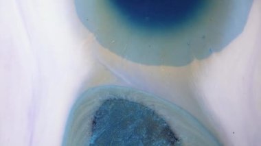 Sıvı boya arka planda sıçrama ve girdapla karışımı. Akışkan sanat çizimi videosu. Beyaz, mavi ve altın renkli ayrıntılı arka plan hareketi. Renkli dalgalı akrilik dokusu. 