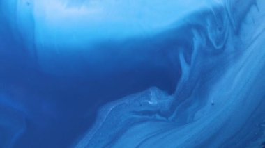 Sıvı boya arka planda sıçrama ve girdapla karışımı. Akışkan sanat çizimi videosu. Beyaz, mavi ve altın renkli ayrıntılı arka plan hareketi. Renkli dalgalı akrilik dokusu. 