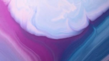 Sıvı boya arka planda sıçrama ve girdapla karışımı. Akışkan sanat çizimi videosu. Beyaz, mavi ve altın renkli ayrıntılı arka plan hareketi. Renkli dalgalı akrilik dokusu. 