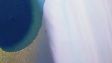 Sıvı boya arka planda sıçrama ve girdapla karışımı. Akışkan sanat çizimi videosu. Beyaz, mavi ve altın renkli ayrıntılı arka plan hareketi. Renkli dalgalı akrilik dokusu. 