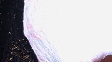 Soyut sıvı sanat arka planı, metalik parlak mor turkuaz su, büyülü nehir ve fantezi okyanus dalgaları. Parlak ve yanardöner mürekkep parçacıklarının hareketinin makro videosu. Yüksek kaliteli video