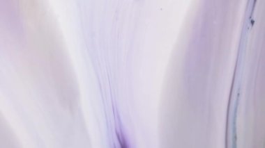 Sıvı boya arka planda sıçrama ve girdapla karışımı. Akışkan sanat çizimi videosu. Beyaz, mavi ve altın renkli ayrıntılı arka plan hareketi. Renkli dalgalı akrilik dokusu. 