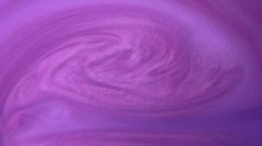 Sıvı boya arka planda sıçrama ve girdapla karışımı. Akışkan sanat çizimi videosu. Beyaz, mor ve altın renkli ayrıntılı arka plan hareketi. Renkli dalgalı akrilik dokusu. 