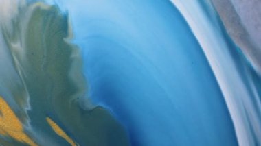 Sıvı boya arka planda sıçrama ve girdapla karışımı. Akışkan sanat çizimi videosu. Beyaz, mavi ve altın renkli ayrıntılı arka plan hareketi. Renkli dalgalı akrilik dokusu. 