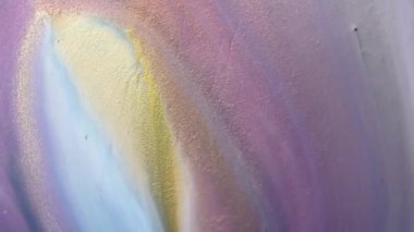 Sıvı boya arka planda sıçrama ve girdapla karışımı. Akışkan sanat çizimi videosu. Beyaz, mavi ve altın renkli ayrıntılı arka plan hareketi. Renkli dalgalı akrilik dokusu. 