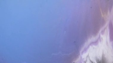 Sıvı boya arka planda sıçrama ve girdapla karışımı. Akışkan sanat çizimi videosu. Beyaz, mavi ve altın renkli ayrıntılı arka plan hareketi. Renkli dalgalı akrilik dokusu. 