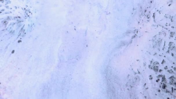 要旨液体アートの背景 金属輝く紫色のターコイズブルーの水 魔法の川と幻想的な海の波 光沢のある虹色のインク粒子の動きのマクロビデオ 高品質ビデオ — ストック動画
