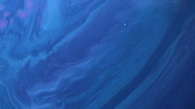 Sıvı boya arka planda sıçrama ve girdapla karışımı. Akışkan sanat çizimi videosu. Beyaz, mavi ve altın renkli ayrıntılı arka plan hareketi. Renkli dalgalı akrilik dokusu. 
