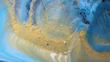 Sıvı boya arka planda sıçrama ve girdapla karışımı. Akışkan sanat çizimi videosu. Beyaz, mavi ve altın renkli ayrıntılı arka plan hareketi. Renkli dalgalı akrilik dokusu. 