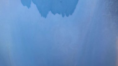 Sıvı boya arka planda sıçrama ve girdapla karışımı. Akışkan sanat çizimi videosu. Beyaz, mavi ve altın renkli ayrıntılı arka plan hareketi. Renkli dalgalı akrilik dokusu. 