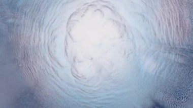 Soyut sıvı sanat arka planı, metalik parlak mor turkuaz su, büyülü nehir ve fantezi okyanus dalgaları. Parlak ve yanardöner mürekkep parçacıklarının hareketinin makro videosu. Yüksek kaliteli video