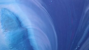 Sıvı boya arka planda sıçrama ve girdapla karışımı. Akışkan sanat çizimi videosu. Beyaz, mavi ve altın renkli ayrıntılı arka plan hareketi. Renkli dalgalı akrilik dokusu. 