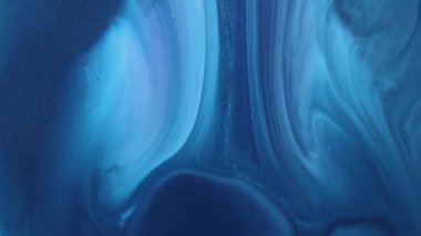 Sıvı boya arka planda sıçrama ve girdapla karışımı. Akışkan sanat çizimi videosu. Beyaz, mavi ve altın renkli ayrıntılı arka plan hareketi. Renkli dalgalı akrilik dokusu. 