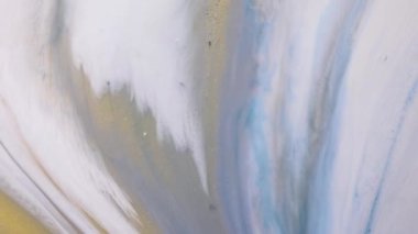 Sıvı boya arka planda sıçrama ve girdapla karışımı. Akışkan sanat çizimi videosu. Beyaz, mavi ve altın renkli ayrıntılı arka plan hareketi. Renkli dalgalı akrilik dokusu. 