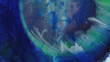 Soyut sıvı sanat arka planı, metalik parlak mor turkuaz su, büyülü nehir ve fantezi okyanus dalgaları. Parlak ve yanardöner mürekkep parçacıklarının hareketinin makro videosu. Yüksek kaliteli video