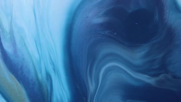 液体油漆混合背景与飞溅和涡旋 流体艺术绘画视频 详细的背景运动与白色 蓝色和金色的颜色 有彩色波纹的丙烯酸质感 — 图库视频影像