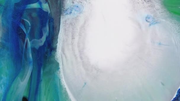 抽象的液体艺术背景 金属闪烁着紫色青绿色的水 神奇的河流和梦幻的海浪 宏观影像中的闪光和闪光油墨颗粒的运动 高质量的录像 — 图库视频影像
