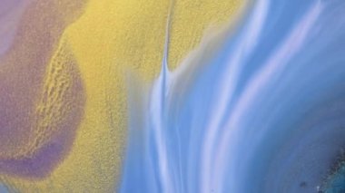 Sıvı boya arka planda sıçrama ve girdapla karışımı. Akışkan sanat çizimi videosu. Beyaz, mavi ve altın renkli ayrıntılı arka plan hareketi. Renkli dalgalı akrilik dokusu. 