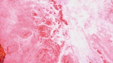 Soyut sıvı sanat arka planı, metalik parlak mor turkuaz su, büyülü nehir ve fantezi okyanus dalgaları. Parlak ve yanardöner mürekkep parçacıklarının hareketinin makro videosu. Yüksek kaliteli video