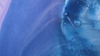 Sıvı boya arka planda sıçrama ve girdapla karışımı. Akışkan sanat çizimi videosu. Beyaz, mavi ve altın renkli ayrıntılı arka plan hareketi. Renkli dalgalı akrilik dokusu. 