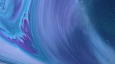 Sıvı boya arka planda sıçrama ve girdapla karışımı. Akışkan sanat çizimi videosu. Beyaz, mavi ve altın renkli ayrıntılı arka plan hareketi. Renkli dalgalı akrilik dokusu. 