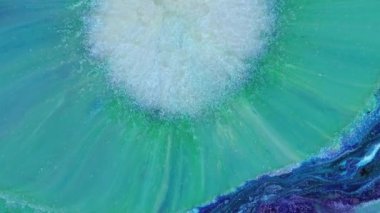 Soyut sıvı sanat arka planı, metalik parlak mor turkuaz su, büyülü nehir ve fantezi okyanus dalgaları. Parlak ve yanardöner mürekkep parçacıklarının hareketinin makro videosu. Yüksek kaliteli video