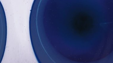 Soyut sıvı sanat arka planı, metalik parlak mor turkuaz su, büyülü nehir ve fantezi okyanus dalgaları. Parlak ve yanardöner mürekkep parçacıklarının hareketinin makro videosu. Yüksek kaliteli video