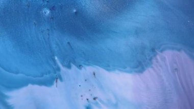 Sıvı boya arka planda sıçrama ve girdapla karışımı. Akışkan sanat çizimi videosu. Beyaz, mavi ve altın renkli ayrıntılı arka plan hareketi. Renkli dalgalı akrilik dokusu. 