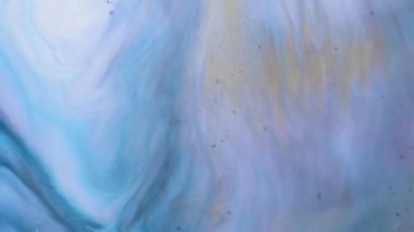 Sıvı boya arka planda sıçrama ve girdapla karışımı. Akışkan sanat çizimi videosu. Beyaz, mavi ve altın renkli ayrıntılı arka plan hareketi. Renkli dalgalı akrilik dokusu. 