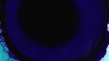 Soyut sıvı sanat arka planı, metalik parlak mor turkuaz su, büyülü nehir ve fantezi okyanus dalgaları. Parlak ve yanardöner mürekkep parçacıklarının hareketinin makro videosu. Yüksek kaliteli video