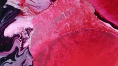 Soyut sıvı sanat arka planı, metalik parlak mor turkuaz su, büyülü nehir ve fantezi okyanus dalgaları. Parlak ve yanardöner mürekkep parçacıklarının hareketinin makro videosu. Yüksek kaliteli video