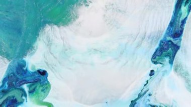 Soyut sıvı sanat arka planı, metalik parlak mor turkuaz su, büyülü nehir ve fantezi okyanus dalgaları. Parlak ve yanardöner mürekkep parçacıklarının hareketinin makro videosu. Yüksek kaliteli video