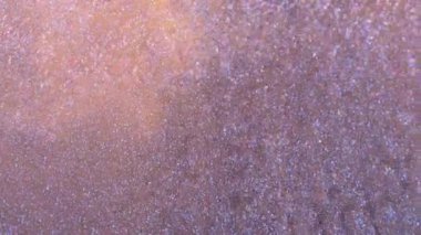 Sıvı boya arka planda sıçrama ve girdapla karışımı. Sıvı mermer dokular. Akışkan sanat. Soyut renkli tasarım dokusu. Arka plan mermer videosu. Dalgalanan parlayan yüzey.