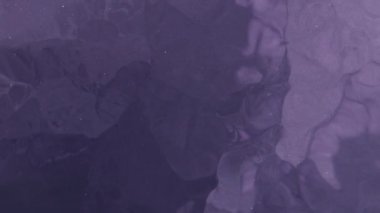 Sıvı boya arka planda sıçrama ve girdapla karışımı. Sıvı mermer dokular. Akışkan sanat. Soyut renkli tasarım dokusu. Arka plan mermer videosu. Dalgalanan parlayan yüzey.