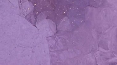 Sıvı boya arka planda sıçrama ve girdapla karışımı. Sıvı mermer dokular. Akışkan sanat. Soyut renkli tasarım dokusu. Arka plan mermer videosu. Dalgalanan parlayan yüzey.