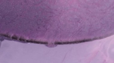 Sıvı boya arka planda sıçrama ve girdapla karışımı. Sıvı mermer dokular. Akışkan sanat. Soyut renkli tasarım dokusu. Arka plan mermer videosu. Dalgalanan parlayan yüzey.