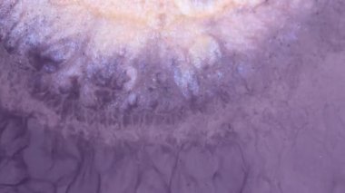 Sıvı boya arka planda sıçrama ve girdapla karışımı. Sıvı mermer dokular. Akışkan sanat. Soyut renkli tasarım dokusu. Arka plan mermer videosu. Dalgalanan parlayan yüzey.