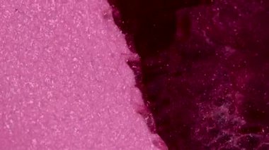 Sıvı boya arka planda sıçrama ve girdapla karışımı. Sıvı mermer dokular. Akışkan sanat. Soyut renkli tasarım dokusu. Arka plan mermer videosu. Dalgalanan parlayan yüzey.