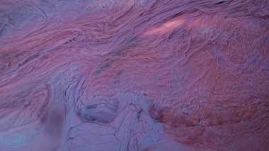 Alkol mürekkebi. Pembe ve mor renkte modern bir resim tekniği. Sanatsal tasarım. Bu sihirli sanatı yaratmak için resimler, ek olarak gümüş parıltılar, çizgiler. Sanat tasarımının başyapıtı.