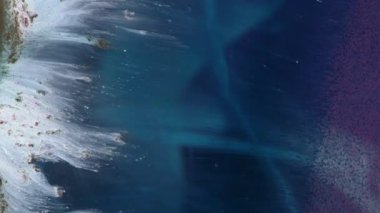 Ortaya çıkan çerçeve aynı zamanda deniz ve uzak galaksilerin derinliklerini de andırıyor. Soyut akışkan sanat geçmişi. Alkolik mürekkep epoksi reçineye damlıyor ve orada sertleşiyor.. 