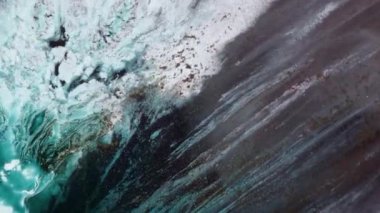 4K genişleme etkisi. Çiçek açan bir çiçek. Patlama sıvısı sanatı. Damla uçup gidiyor. Soyut renk tasarımı renkli girdap dokusu arkaplanı.