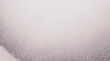 4K genişleme etkisi. Çiçek açan bir çiçek. Patlama sıvısı sanatı. Damla uçup gidiyor. Soyut renk tasarımı renkli girdap dokusu arkaplanı.