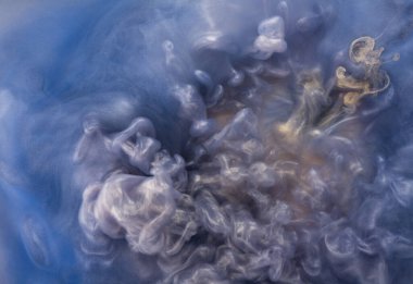 Suya gerçek boya damlaları düşer. Mavi arkaplanda soyut mavi mürekkep bulutu çarpışması izole edildi. Sıvı mermer deseni. Modern sanat. Soyut akrilik resim.