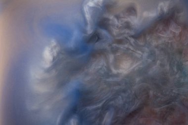 Suya gerçek boya damlaları düşer. Soyut mor mürekkep bulutu çarpışması mavi arka planda izole edildi. Sıvı mermer deseni. Modern sanat. Soyut akrilik resim.