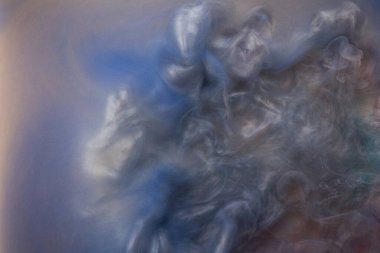 Suya gerçek boya damlaları düşer. Soyut mor mürekkep bulutu çarpışması mavi arka planda izole edildi. Sıvı mermer deseni. Modern sanat. Soyut akrilik resim.