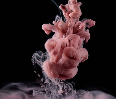 Suya gerçek boya damlaları düşer. Soyut pembe mürekkep bulutu çarpışması siyah arka planda izole edildi. Sıvı mermer deseni. Modern sanat. Soyut akrilik resim.