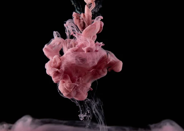 真正的彩绘水落石出 在黑色背景下孤立的粉红墨水云碰撞 液态大理石图案 现代艺术 摘要流体丙烯酸涂料 — 图库照片