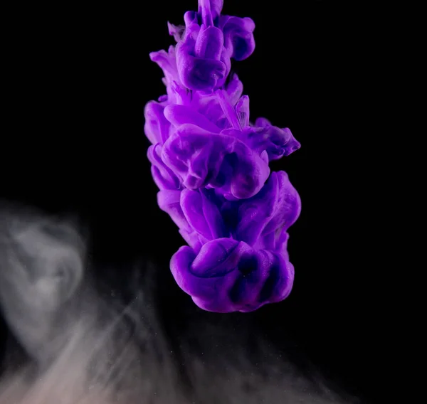 真正的彩绘水落石出 在黑色背景上孤立的紫色墨水云碰撞 液态大理石图案 现代艺术 摘要流体丙烯酸涂料 — 图库照片