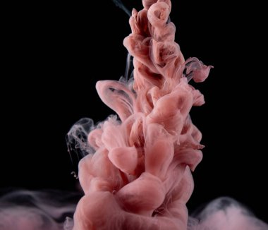 Suya gerçek boya damlaları düşer. Soyut pembe mürekkep bulutu çarpışması siyah arka planda izole edildi. Sıvı mermer deseni. Modern sanat. Soyut akrilik resim.